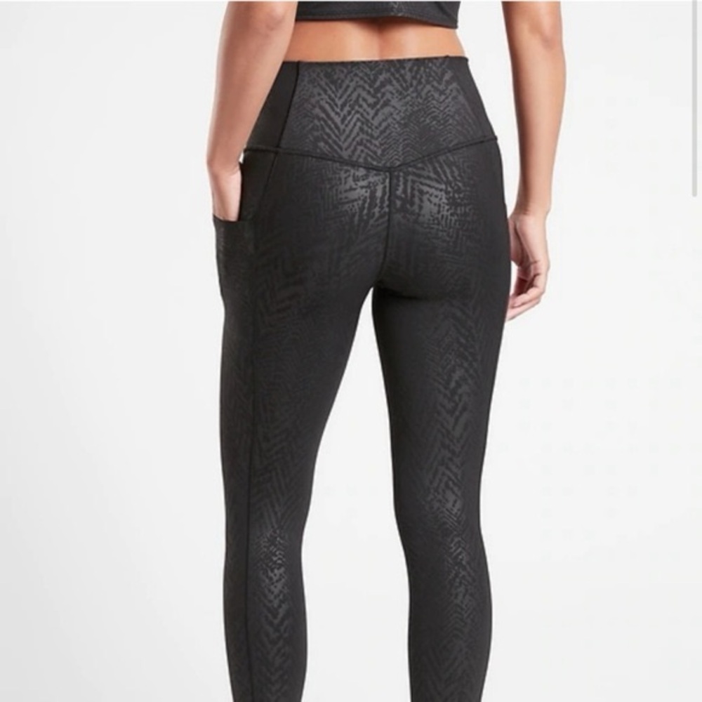 Athleta Salutation Stash 7/8 tight Black Patterned Leggings